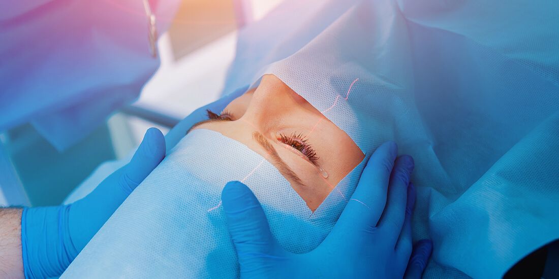 Nahaufnahme eines Augenlaser-Eingriffs